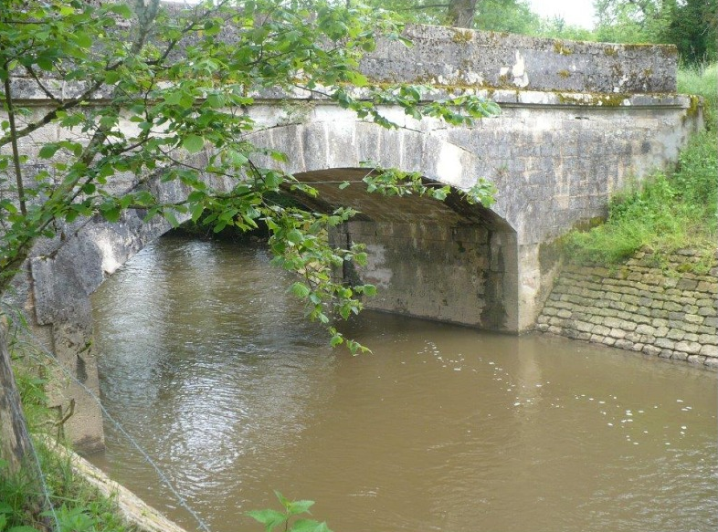 Pont du Baraban rénové. On voit de l'eau, des parrés neufs