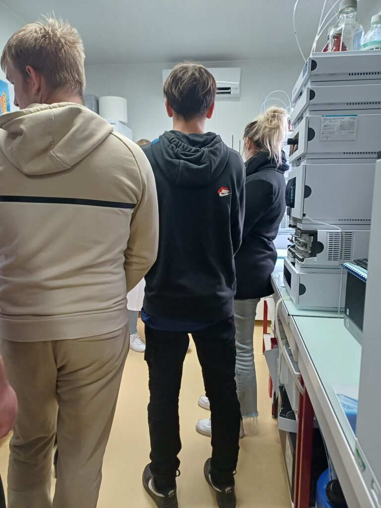 Les adolescents sont de dos dans une pièce d'analyse de laboratoire