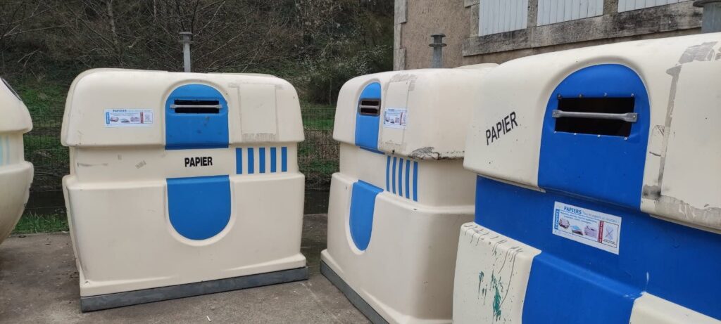 Bennes à papier de Corbigny. On voit les barres devant les trous.