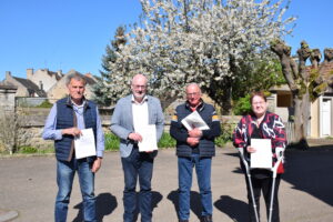 Les signataires posent avec la convention signée