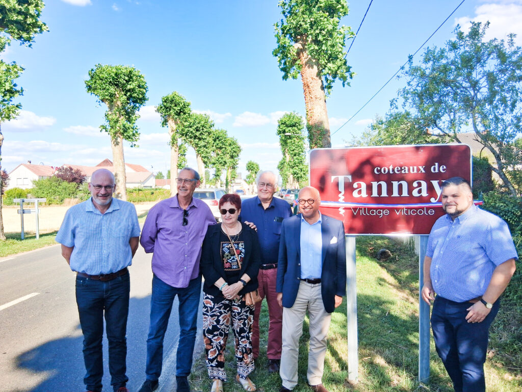 6 élus posent devant le panneau "coteaux de tannay - village viticole"