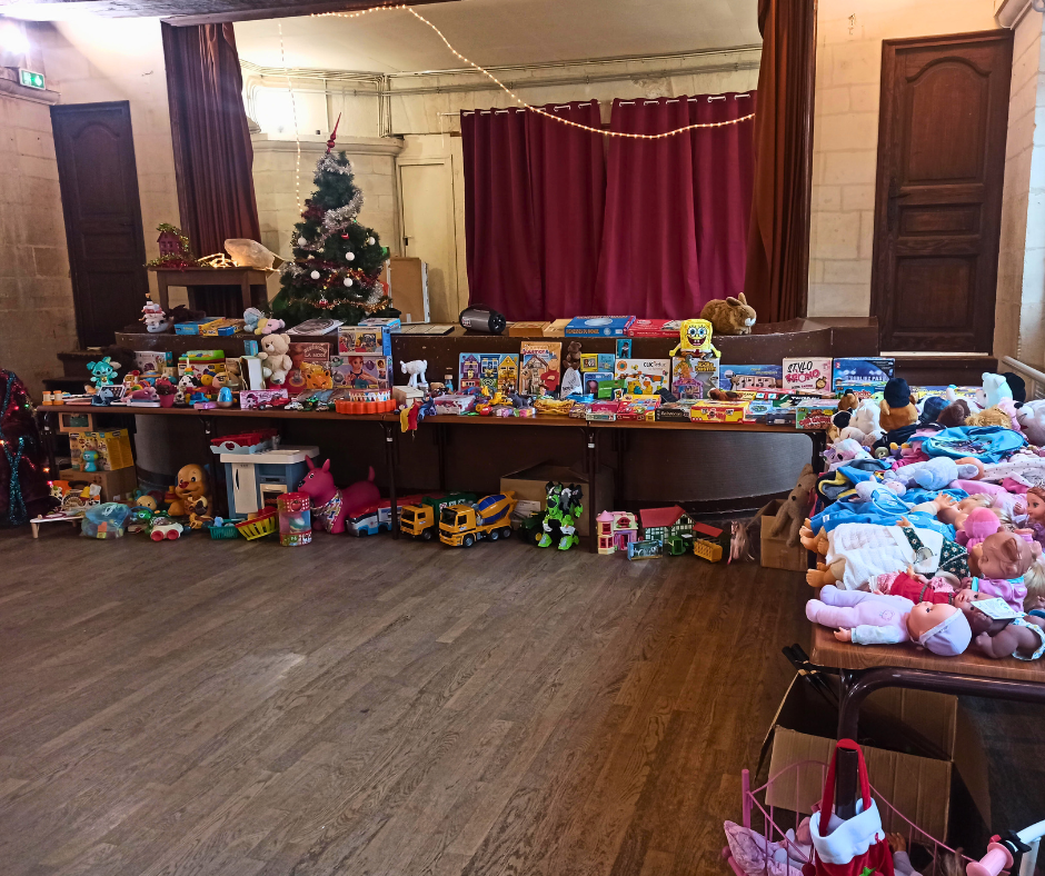 photo jouet cadeaux de noël sur table avec sapin dans salle