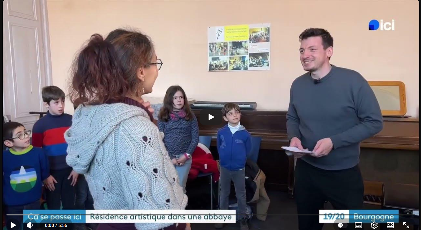capture d'écran du reportage. On voit les enfants durant leur cour de musique, la directrice de l'école et le journaliste